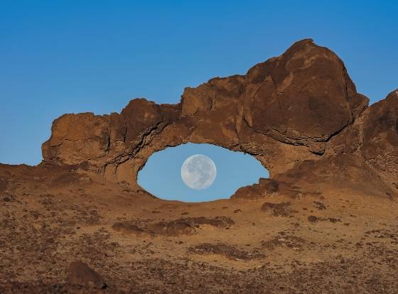 Bisti Arch - now Collapsed Bisti Arch and the and Full Moon at 300mm in the Bisti Badlands.